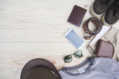 Ahşap arka planda günlük giysiler ve aksesuarlar..