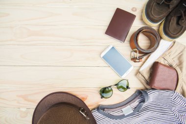 Ahşap arka planda günlük giysiler ve aksesuarlar..