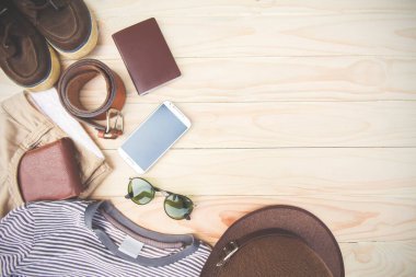 Ahşap arka planda günlük giysiler ve aksesuarlar..