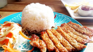 Teriyaki domuz ile pirinç