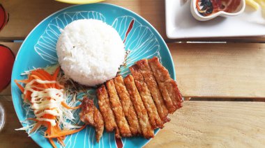 Teriyaki domuz ile pirinç