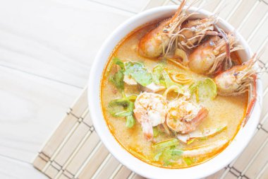 Tom yum koong Thai baharatlı karides çorbası.