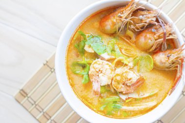 Tom yum koong Thai baharatlı karides çorbası.