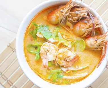 Tom yum koong Thai baharatlı karides çorbası