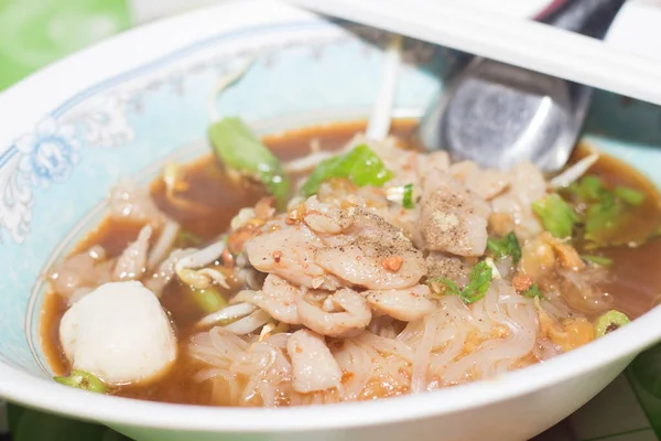 Domuz eti ve eriştenin yakın çekimi.