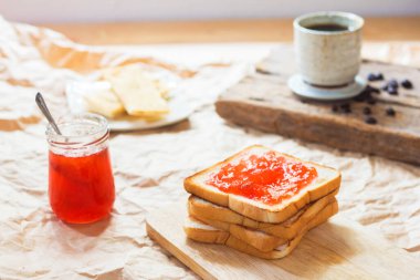 Ekmek ve ev yapımı reçel ile ahşap masa, yakın çekim.