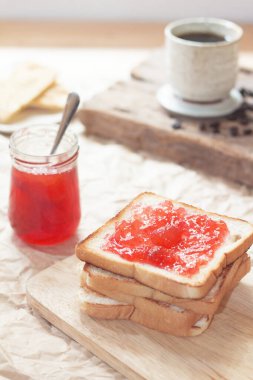 Ekmek ve ev yapımı reçel ile ahşap masa, yakın çekim.