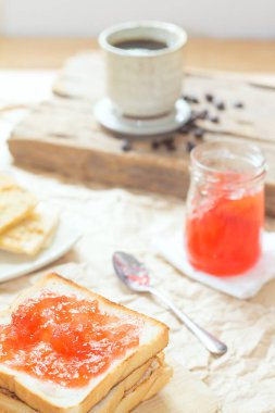 Ekmek ve ev yapımı reçel ile ahşap masa, yakın çekim.