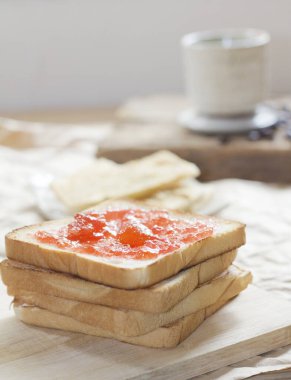 Ekmek ve ev yapımı reçel ile ahşap masa, yakın çekim.
