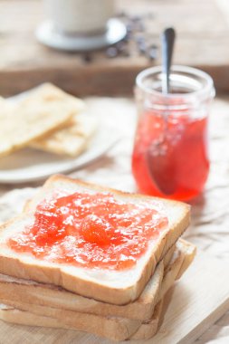 Ekmek ve ev yapımı reçel ile ahşap masa, yakın çekim.