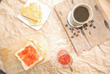 Ekmek ve ev yapımı reçel ile ahşap masa, yakın çekim.