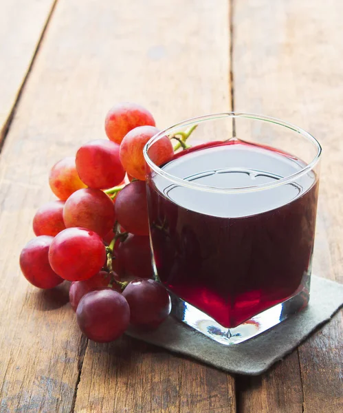 Tahtaya yerleştirilmiş üzüm suyu..