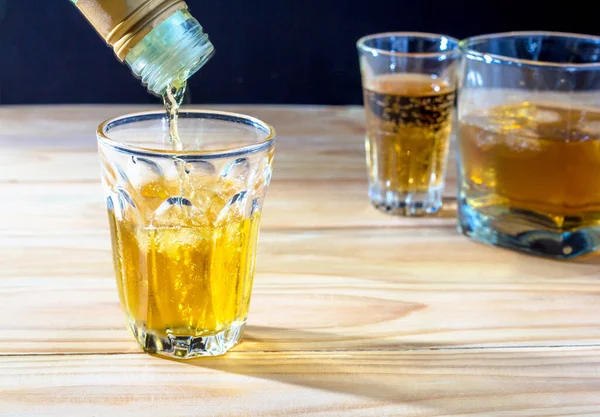 Szklankę Whisky Podłoże Drewniane — Zdjęcie stockowe