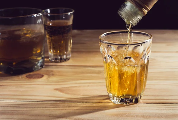 Bardak viski ahşap arka plan üzerinde