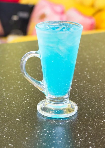 Blue Hawaiian Auf Glashintergrund — Stockfoto