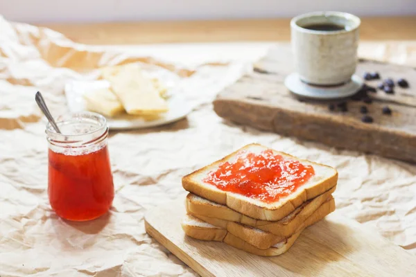 Ekmek ve ev yapımı reçel ile ahşap masa, yakın çekim.