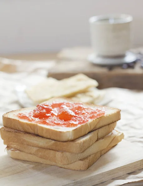 Ekmek ve ev yapımı reçel ile ahşap masa, yakın çekim.