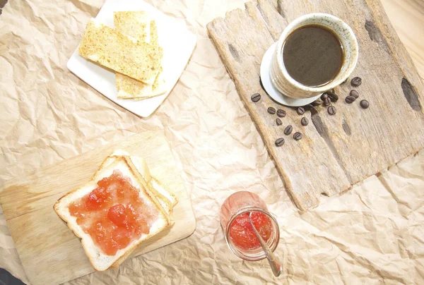 Ekmek ve ev yapımı reçel ile ahşap masa, yakın çekim.
