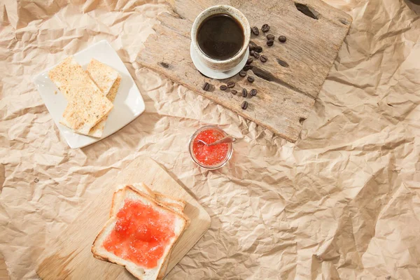 ve ev yapımı reçel ile ahşap masaya, yakın çekim.