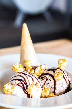 Süt ve çikolatalı dondurma ve patlamış mısır. 