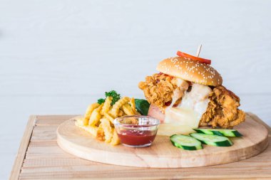 Tahtaya yerleştirilmiş tavuk burger peyniri. 