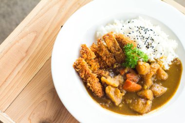 Beyaz tabakta domuz pirinci.  