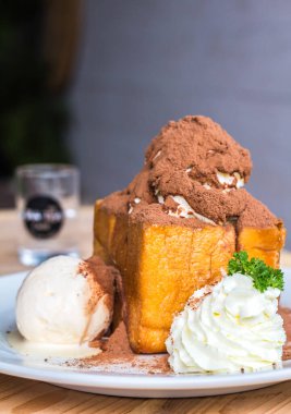 Dondurmalı ballı tost resminin yakın çekimi. 