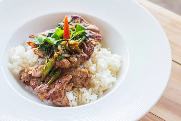 Arroz Carne Cerdo Con Albahaca Plato Blanco — Foto de Stock