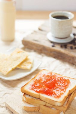 ve ev yapımı reçel ile ahşap masaya, yakın çekim.