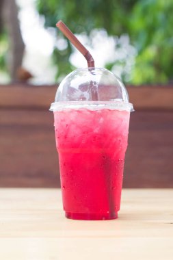 Tahtada İtalyan çilekli soda..
