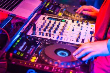 DJ 'ler, turntable tabloları karıştırıcı gece partisi pub Motion soyut arka plan bulanıklığıdır.
