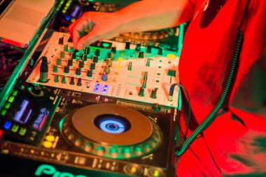 DJ 'ler, turntable tabloları karıştırıcı gece partisi pub Motion soyut arka plan bulanıklığıdır.