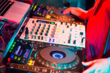 DJ 'ler, turntable tabloları karıştırıcı gece partisi pub Motion soyut arka plan bulanıklığıdır.
