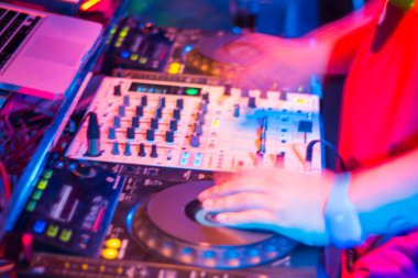 DJ 'ler, turntable tabloları karıştırıcı gece partisi pub Motion soyut arka plan bulanıklığıdır.