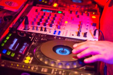 DJ 'ler, turntable tabloları karıştırıcı gece partisi pub Motion soyut arka plan bulanıklığıdır.