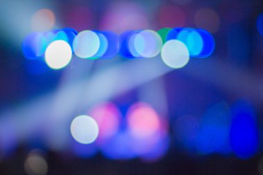 Bokeh gece barda ışığı bulanıklaştırdı..