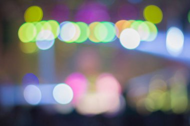 Bokeh gece barda ışığı bulanıklaştırdı.