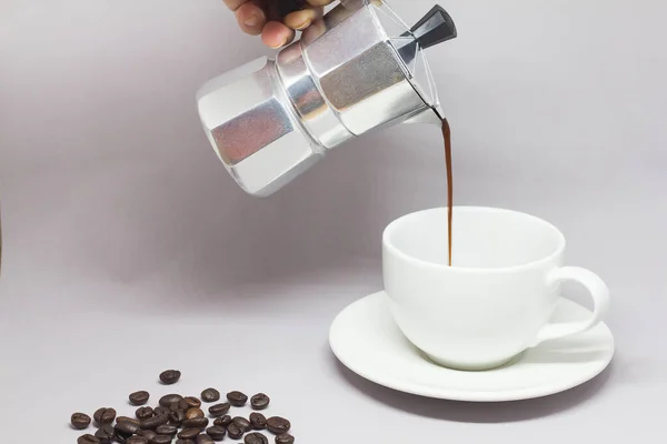 Moka Pot Versare Caffè Uno Sfondo Grigio — Foto Stock