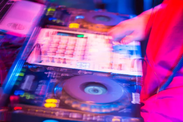 Zijn Turntablism Draaitafels Plaat Mixer Nacht Feest Pub Beweging Vervagen — Stockfoto