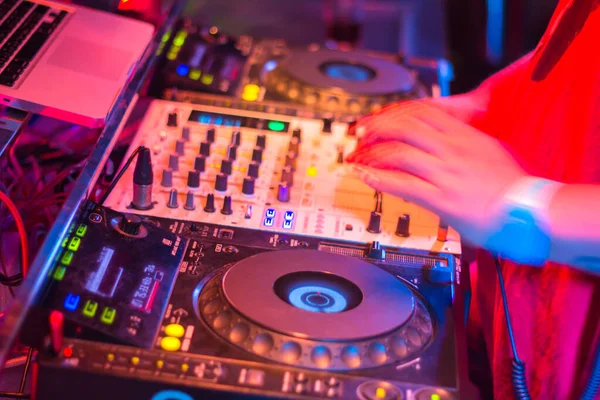 Djs Turntablism Skivspelare Tallrik Mixer Natt Fest Pub Rörelse Oskärpa — Stockfoto