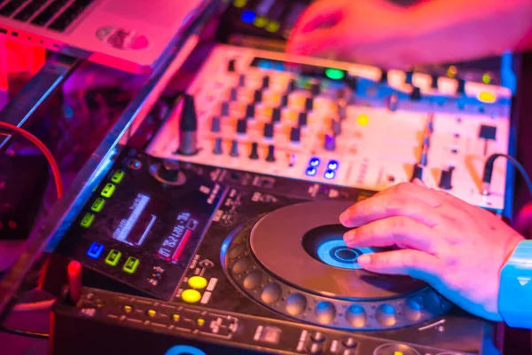 Zijn Turntablism Draaitafels Plaat Mixer Nacht Feest Pub Beweging Vervagen — Stockfoto