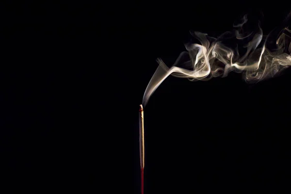 Räucherstäbchen Mit Smoke Black Auf Schwarz Weißem Abstrakten Hintergrund — Stockfoto