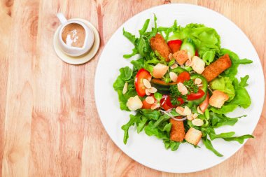 Kızarmış balık, salata, sağlıklı yemek..