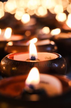 Koyu arkaplanda bulanık mumlar.