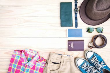 Ahşap bir arka planda günlük giysi ve aksesuarlar.