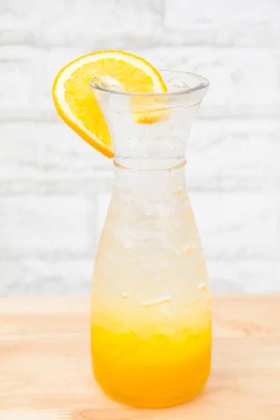 Sinaasappelsap Een Glazen Pot Geïsoleerde Witte Achtergrond — Stockfoto