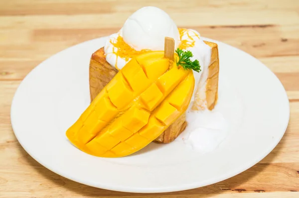 Delicioso Huevo Fresco Con Crema Tostadas Con Mango Maduro Cortado — Foto de Stock