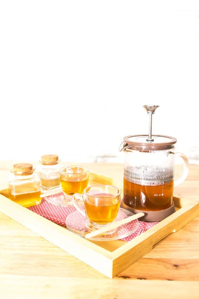 Teekanne Und Teegläser Auf Holztablett Auf Tisch Auf Weißem Hintergrund — Stockfoto