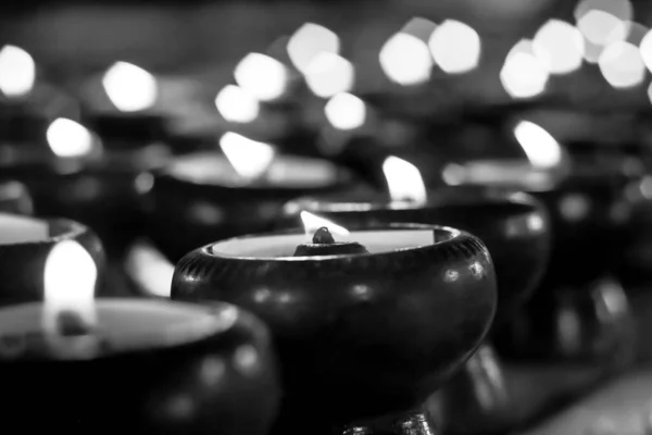 Ανάψτε Ένα Κερί Στο Σκοτάδι Θολούρα Μαύρο Και Άσπρο Φόντο — Φωτογραφία Αρχείου