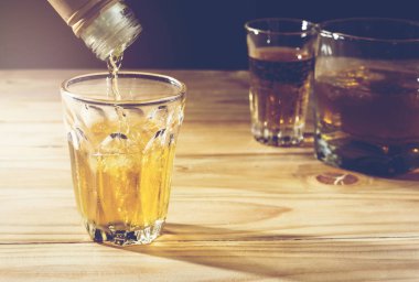 Ahşap arka plana alkol dökün..